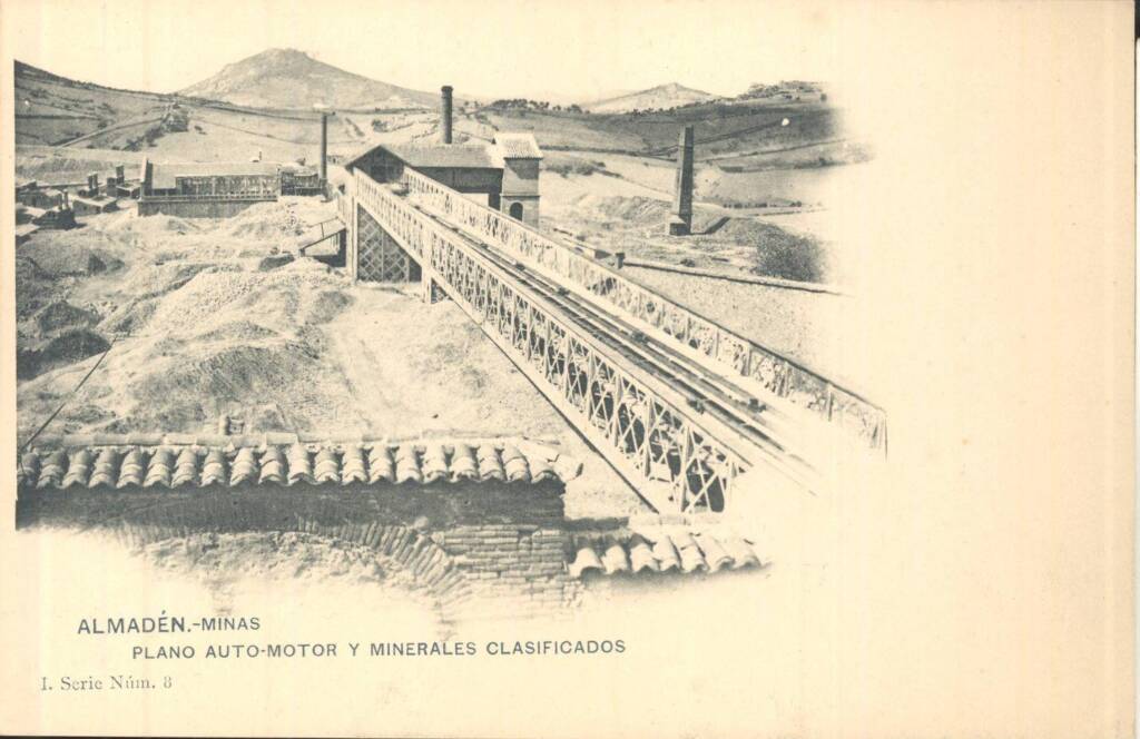 vista de algunas instalaciones de las minas de Almadén, Ciudad Real, concretamente el panlo automotor y los minerales clasificados. Datada en 1903